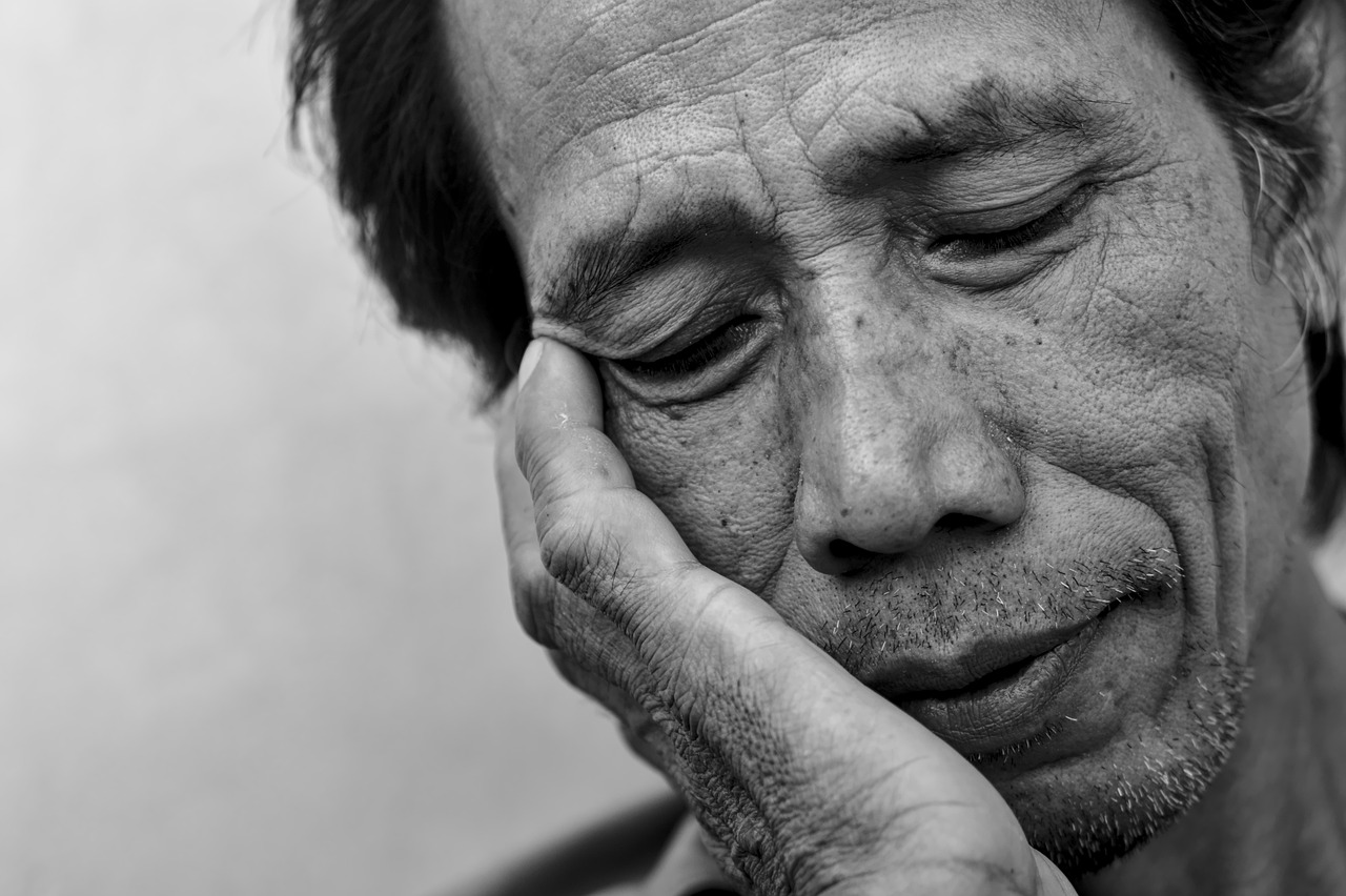 介護で疲れた時に眠れない理由とその解消法は？
